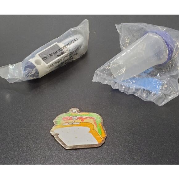 VTG Tupperware Refrigerator Magnets (2) & Quick Shake Key Chain Set of 3 SEALED - Picture 4 of 5